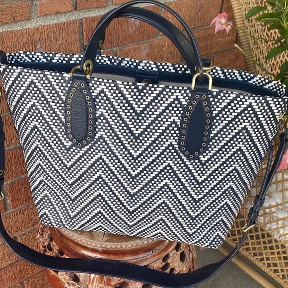 💙🤍💙gorgeous ❤️‍🔥Micheal kors Brooklyn Large Woven Leather Satchel - Picture 1 of 17